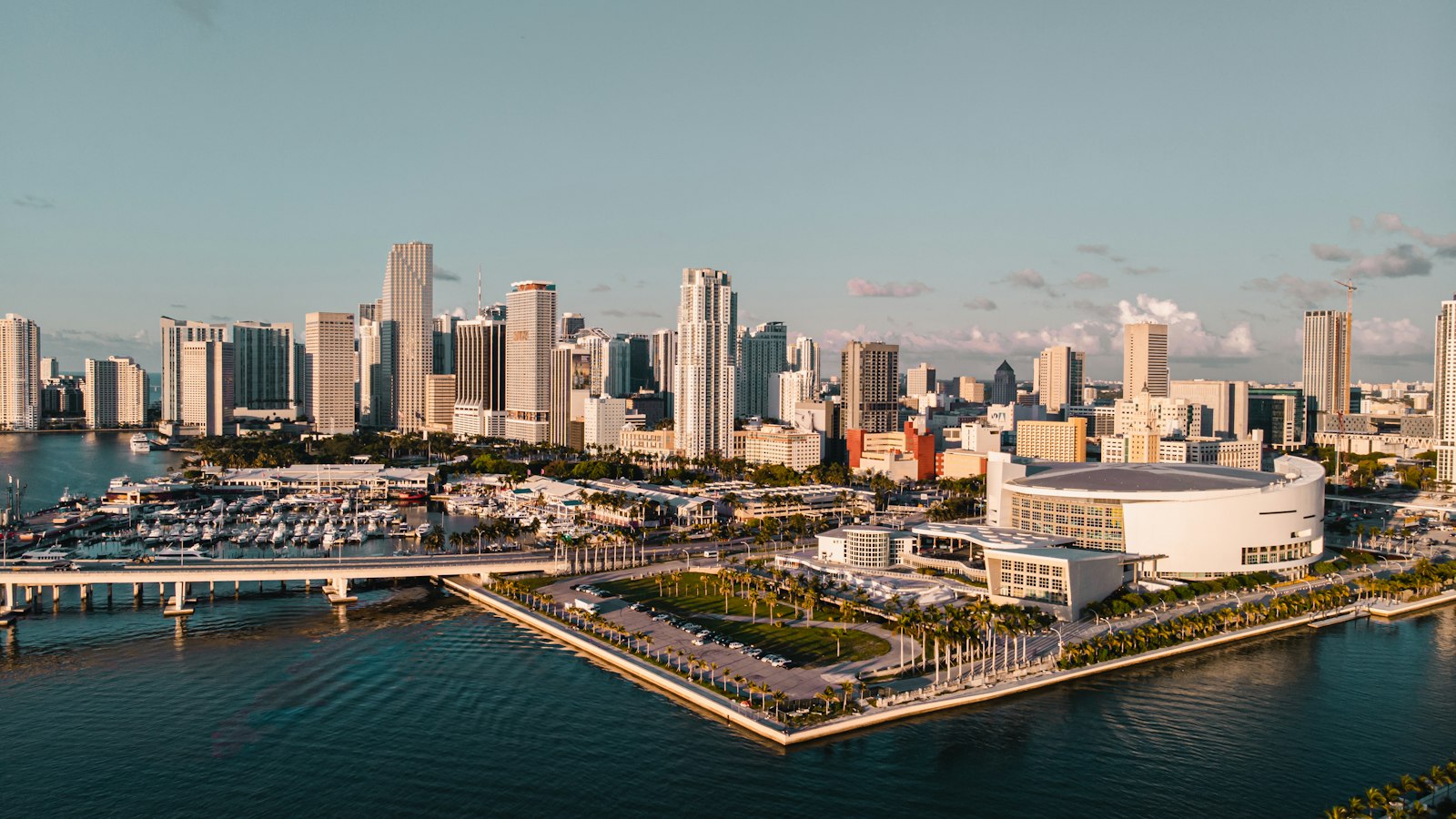 Skyline de Miami sobre la bahía de Biscayne Skyline de Miami sobre la bahía de Biscayne