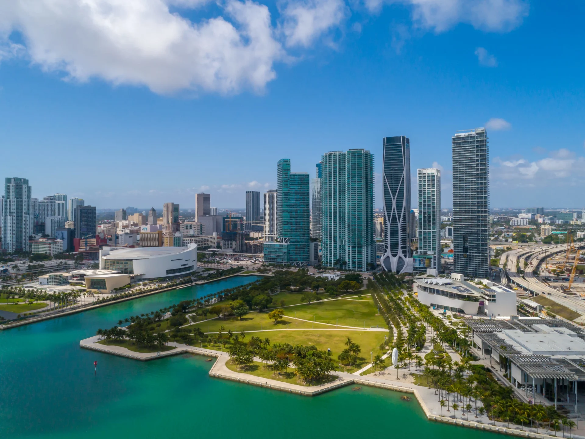 featured image for story, Guía para Millennials Tech: Por qué Comprar en el 'Silicon Beach' de Miami es Mejor que Stock Options